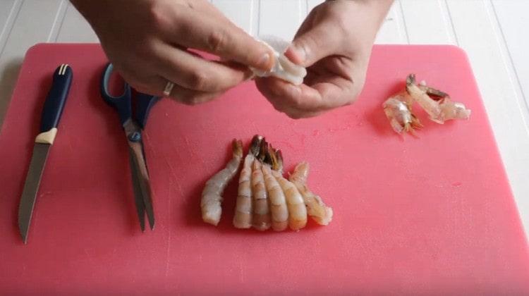 Remains of the intestines from the shrimp can be taken with a napkin.