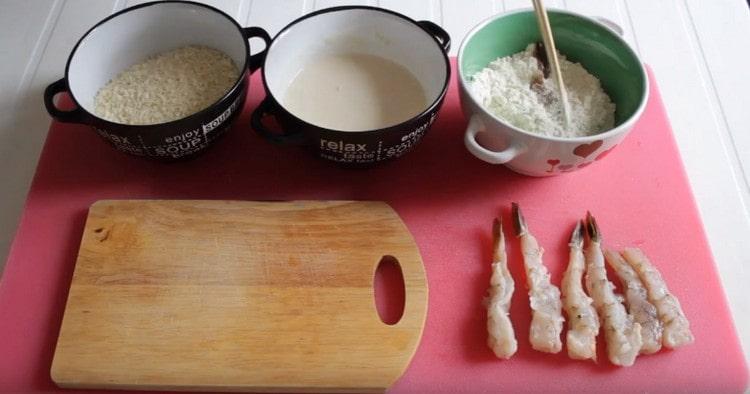 First, roll each shrimp in flour.
