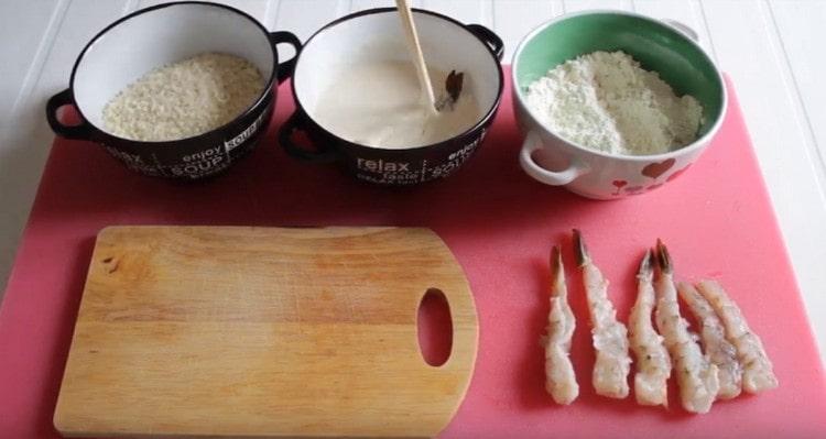after the flour we send the shrimp to the batter.