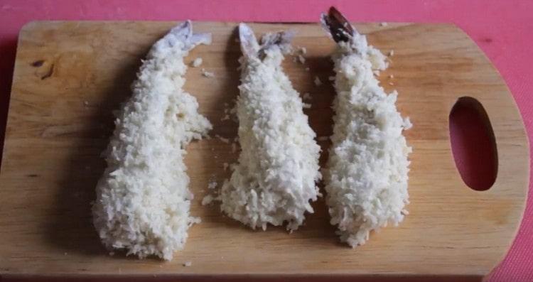 Put the prepared shrimp on a plate or board.