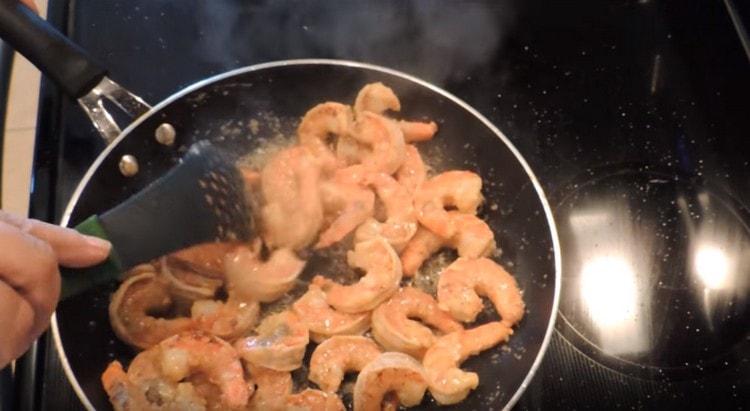 Spread the shrimp in a pan and quickly fry on both sides ..