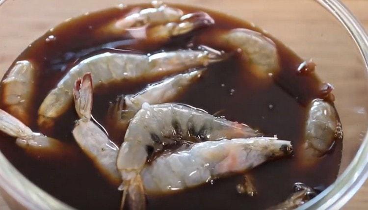 Spread peeled shrimp in the marinade.