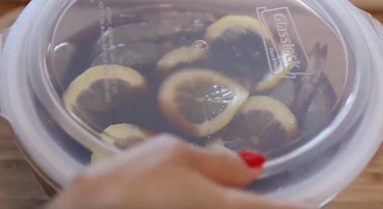 We close the seafood container with a lid and send it to the bags for pickling in the refrigerator.