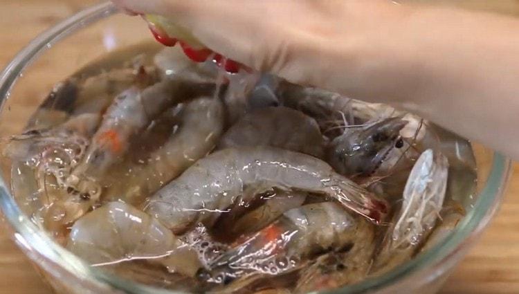 Fill the washed shrimp with water, add the vodka soju and the juice of half a lemon.