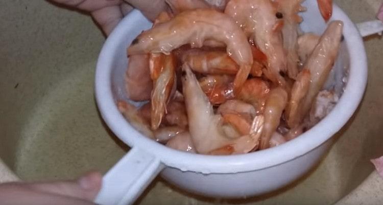 Wash the shrimp under cold water.