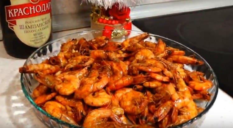 Fried shrimp in soy sauce is very aromatic and juicy.