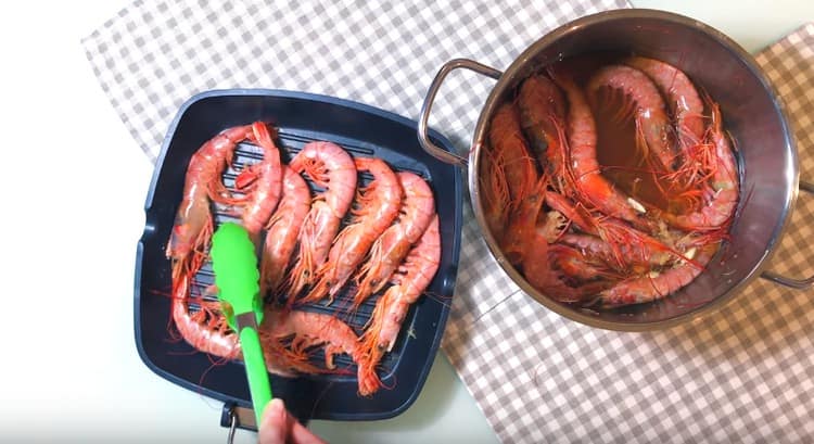 Turn the shrimp to the other side and fry too.