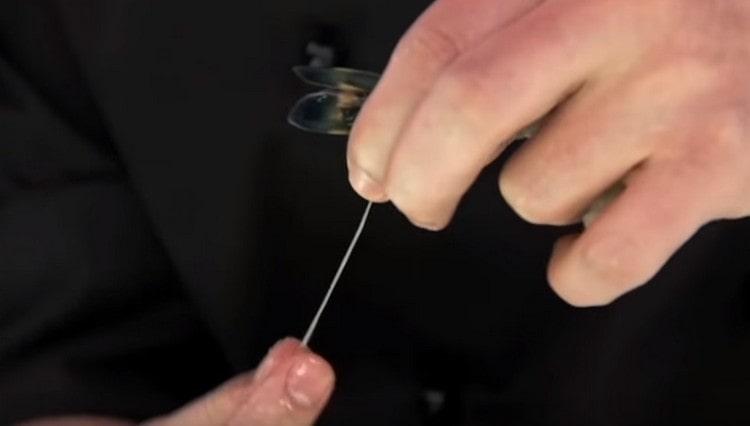 We make an incision on the back of the shrimp and remove the intestinal vein.