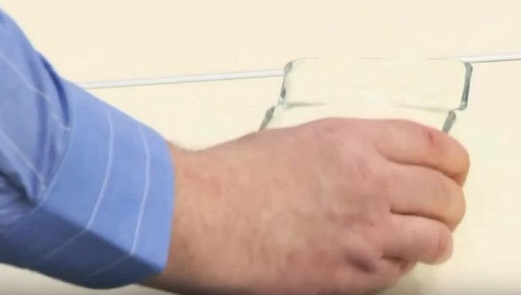 Shake the mold a little so that the cream fills all the voids.