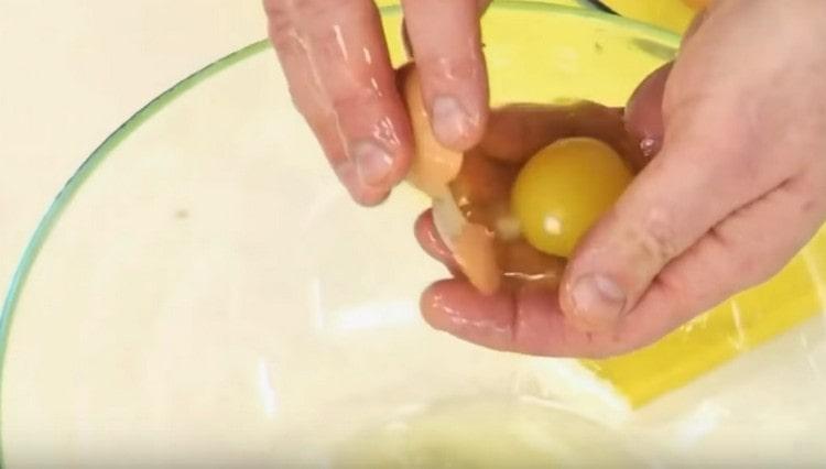 We divide eggs into proteins and yolks.