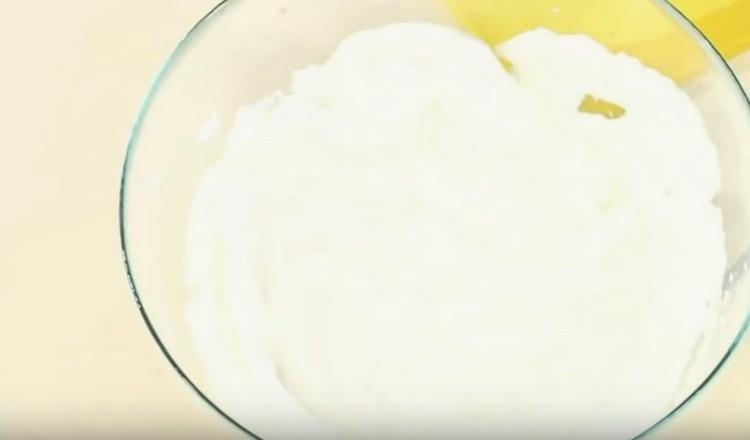 beat the stirrers with a mixer into resistant foam.