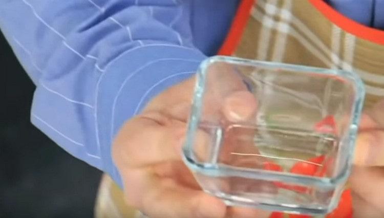 It is convenient to form tiramisu in small glass molds.