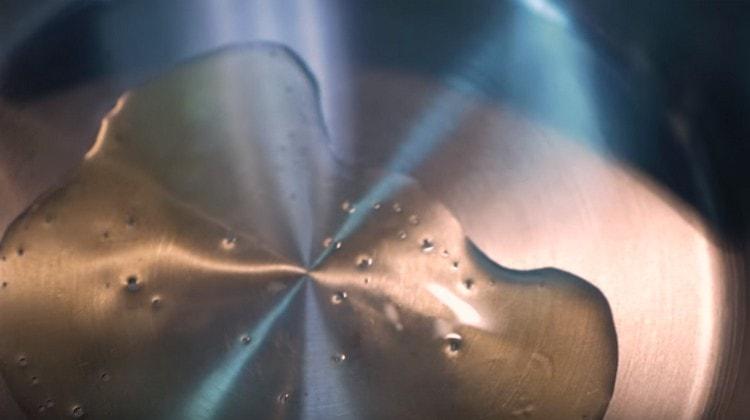 In a pan with a thick bottom, heat the olive oil.