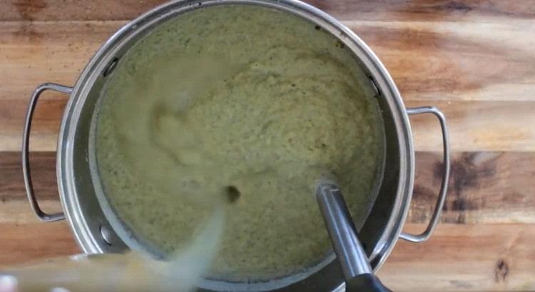 Add the broth and mix again.