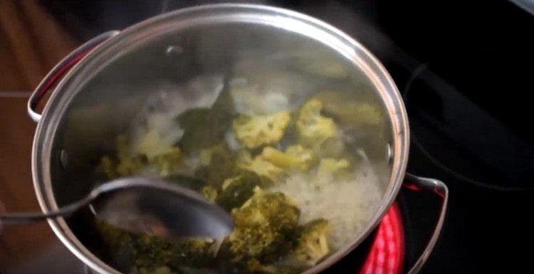 Cook vegetables until cooked, salt to taste.