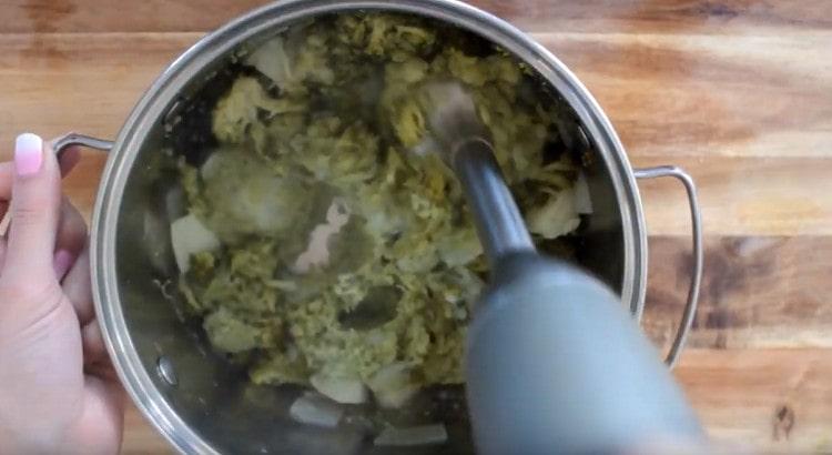 We interrupt boiled vegetables with a blender.