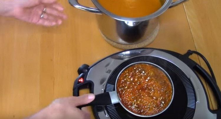 Bring the sauce to homogeneity.