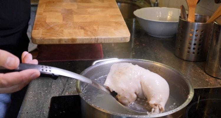 We take out the cooked kryts from the pan.