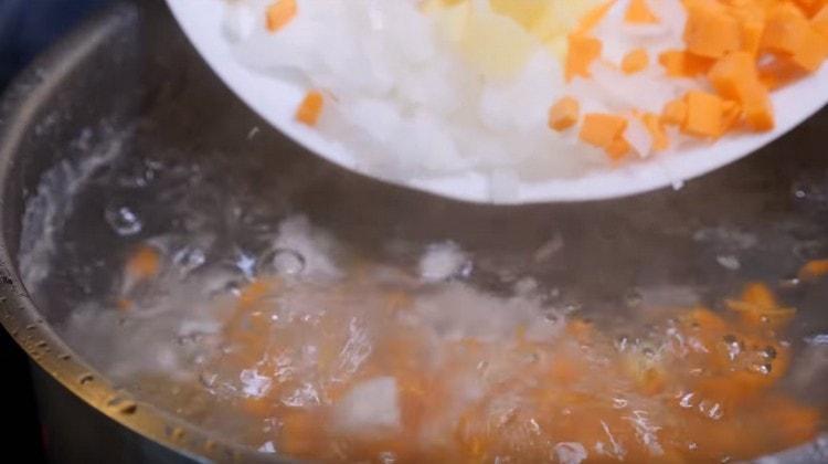 We put vegetables in the broth.