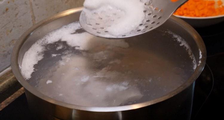We put the chicken to boil, when boiling, remove the foam.