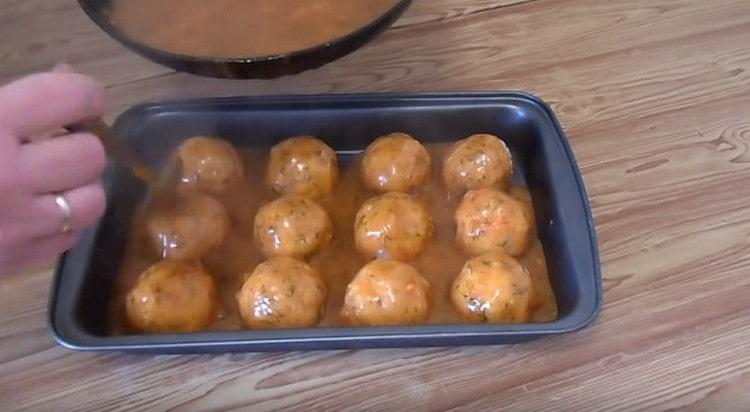 We pour gravy meatballs in the form and send to the oven.