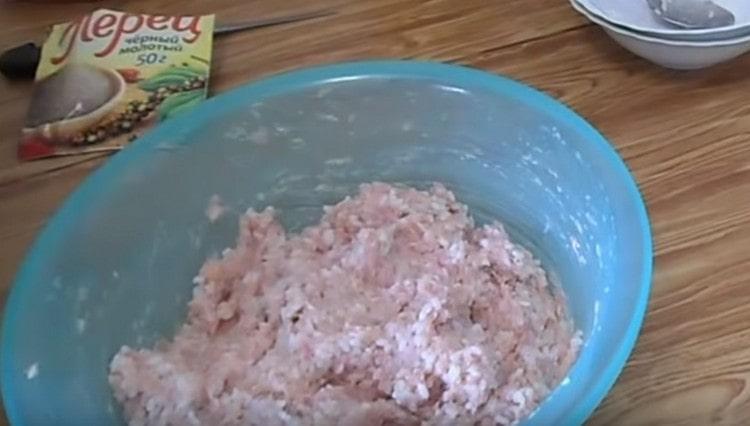 Knead the minced meat thoroughly, beat it off a little.