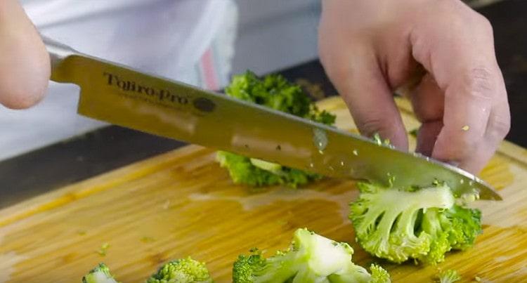 We wash the broccoli and divide into inflorescences.