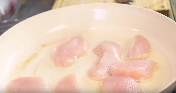 We spread the chicken fillet sliced in the pan.