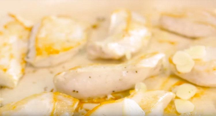 Grind the garlic and add it to the pan to the chicken.