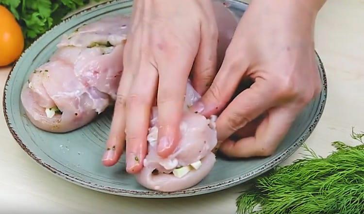 Close the filling with the second half of the breast.