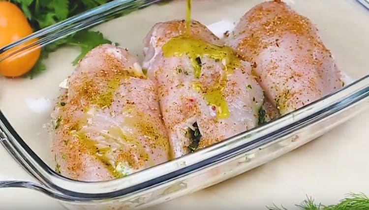 Water the dish with olive oil.