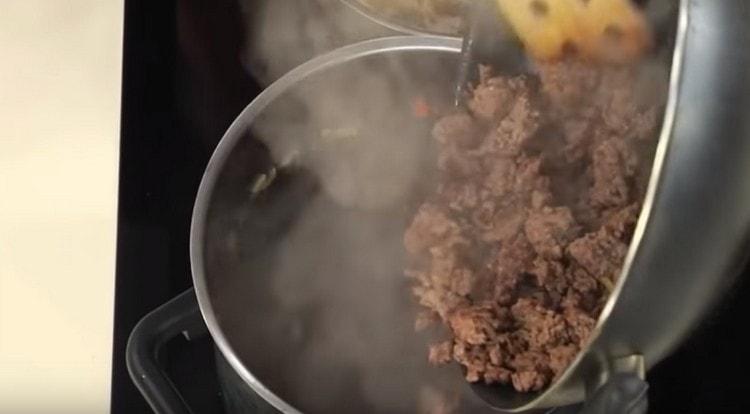 We shift the minced meat to vegetables.