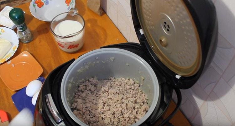 Add minced meat to the onion.