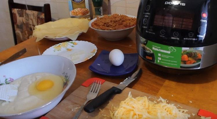 In the sauce, beat the eggs, mix.