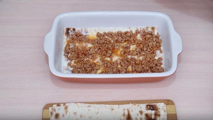 Next, spread the layer of minced meat.