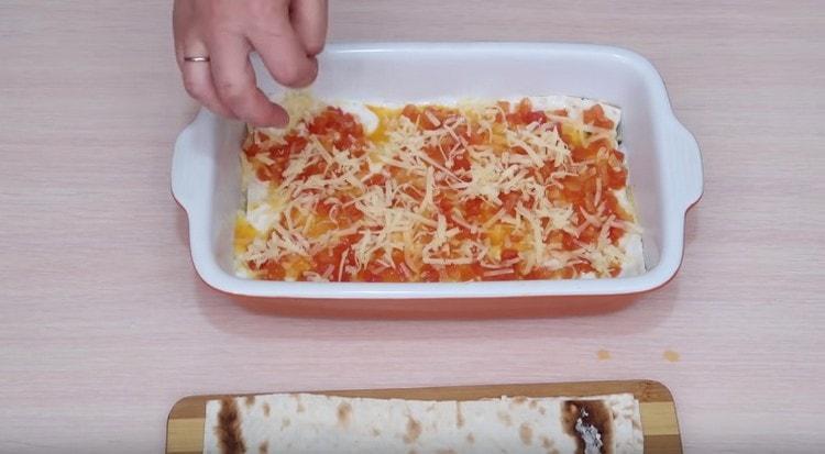 Again, spread the pita bread, grease with milk sauce, spread the vegetables, sprinkle with cheese.