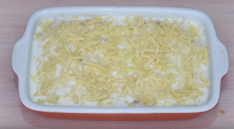 The last layer of the dish is greased with milk sauce and sprinkled with cheese pita bread.