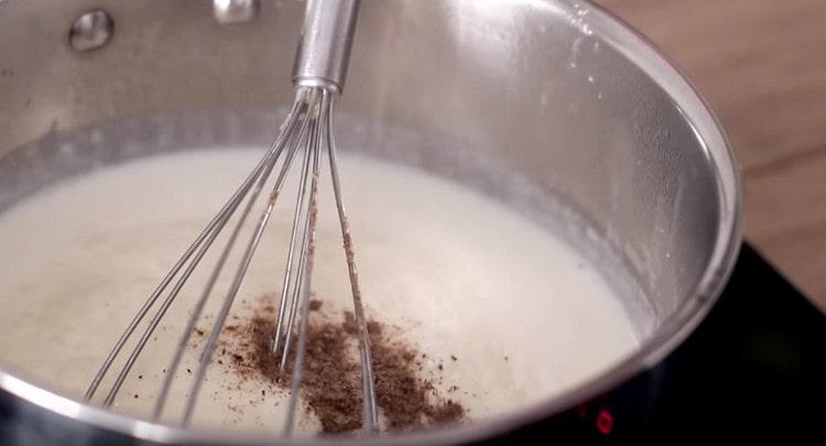 Add the nutmeg to the thickened sauce.