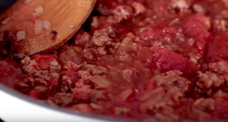 Stew the sauce under the lid.