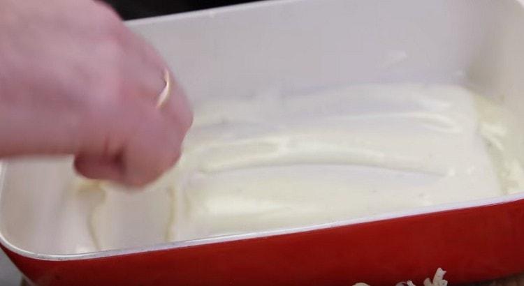 Grease the bottom of the baking dish with bechamel sauce.