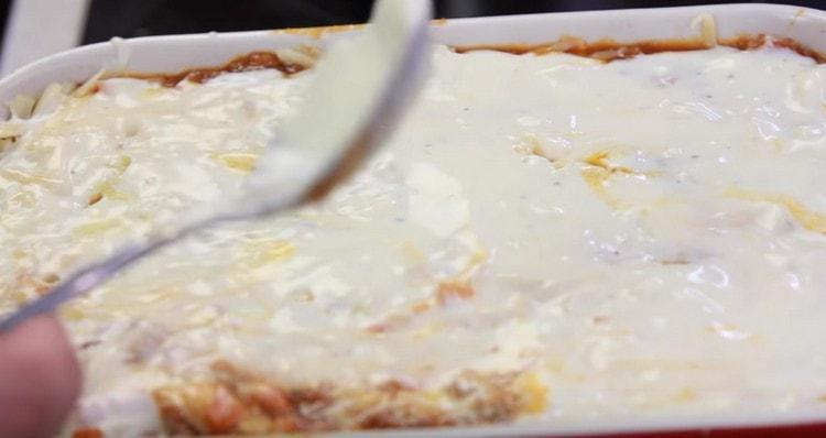 Alternating layers, collecting the dish, the last should be cheese and bechamel.