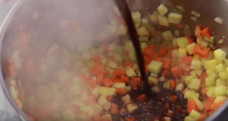 Add dry red wine and let it evaporate.