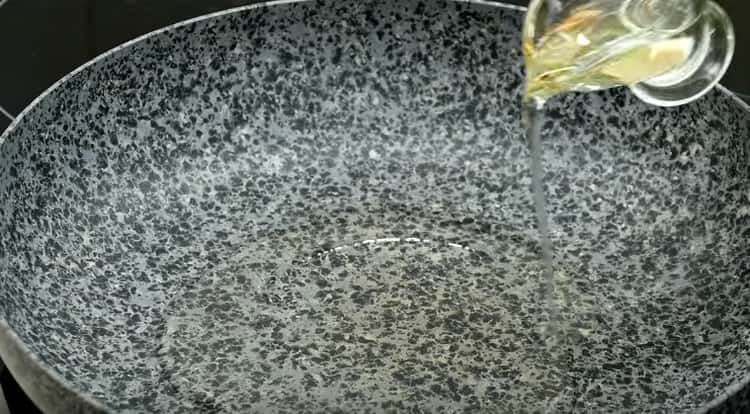 We heat the pan, pour the vegetable oil.