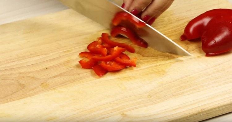 Cut the bell pepper into strips.