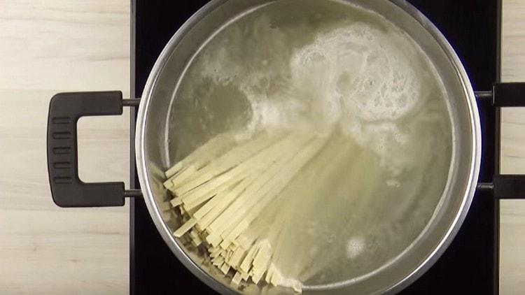 We put udon noodles to cook.