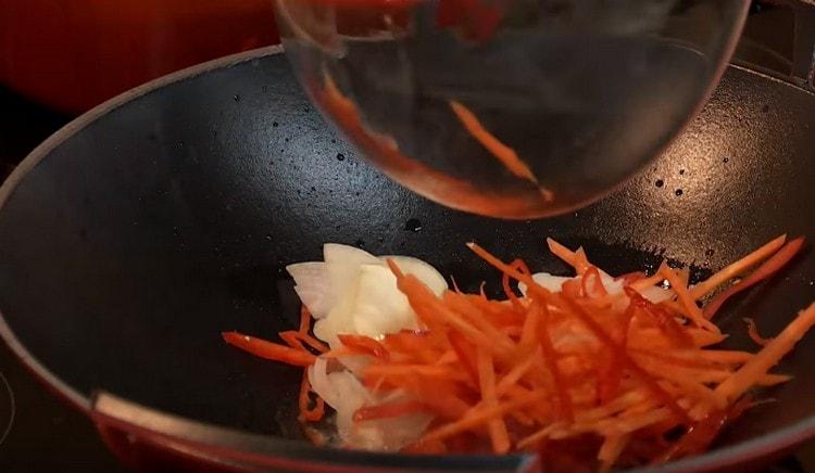 Put the chopped vegetables into the wok.