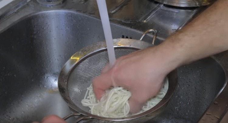 We wash the finished udon.