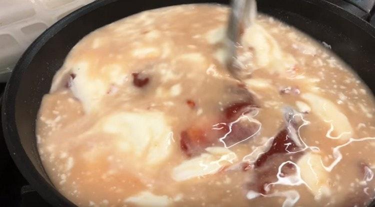 Add water and mix the sauce.