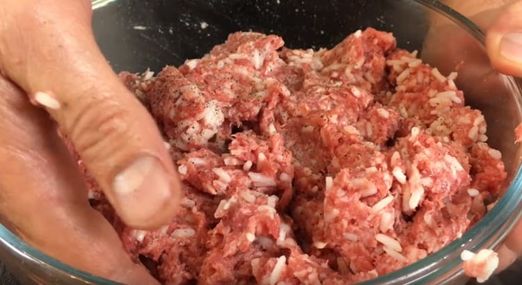 Add pepper to taste, mix again.