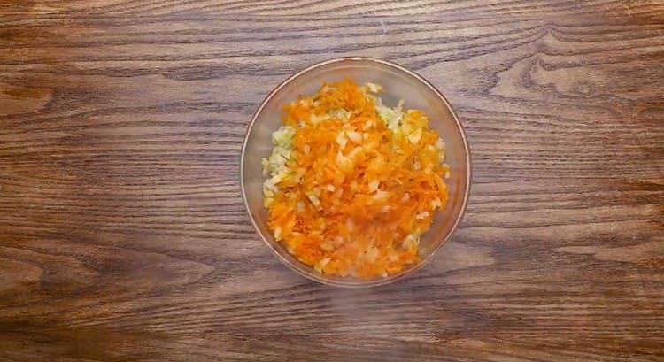 We combine onions with carrots, cabbage and minced meat.